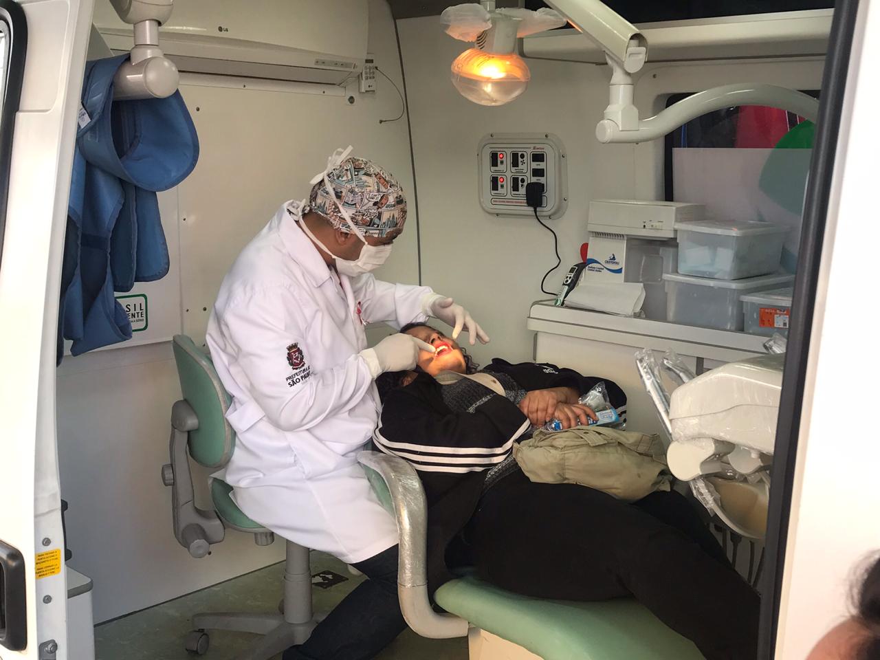 Foto mostra atendimento odontológico durante mutirão 
